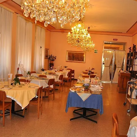 Parmigiano מלון 3*